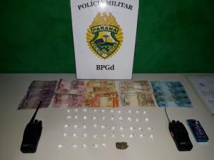 BPGd prende homem, encaminha adolescente e apreende 55 porções de cocaína, dinheiro e rádios comunicadores em Piraquara (PR)