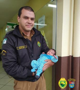 Em Rolândia (PR), policial militar salva vida de bebê engasgado com leite materno