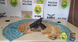 Durante patrulhamento, ROCAM aborda homem e apreende uma pistola e R$ 23 mil em Foz do Iguaçu (PR)