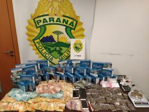 Ponto de tráfico disfarçado de tabacaria é alvo da PM e dono é preso com R$ 10 mil, maconha e cocaína na RMC