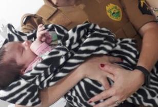 Policiais militares auxiliam família que estava com bebê, de 28 dias, engasgado com leite materno em Paranaguá (PR)