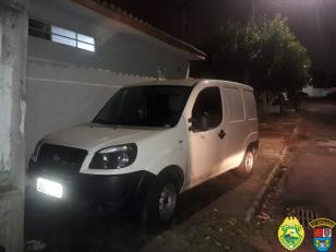 Equipe da PM recupera veículo roubado e prende uma pessoa, em Curitiba, na Capital do Paraná