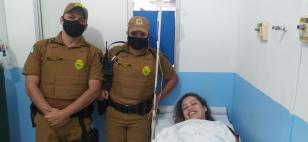 Policiais militares ajudam família a chegar rapidamente em hospital e recebem agradecimento da vítima em Pontal do Paraná