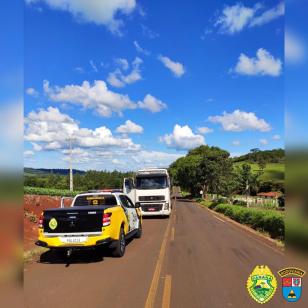 Polícia Rodoviária apreende 1,5 mil pacotes de cigarros contrabandeados e recupera caminhão furtado no Paraná
