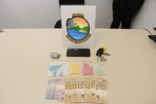 Em Guaratuba, PM prende homem e apreende 123 comprimidos de ecstasy, maconha e dinheiro