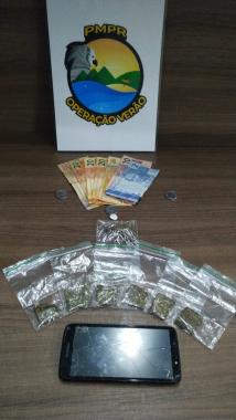 ROCAM apreende maconha e cocaína e encaminha três pessoas por envolvimento com tráfico de drogas, em Matinhos (PR)