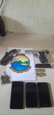 Após denúncia de ameaça, PM localiza suspeitos e apreende arma de fogo, munições e droga em Pontal do Paraná