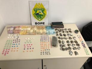 Companhia de Choque encaminha cinco pessoas e apreende 165 comprimidos de ecstasy, cocaína e maconha em chácara em Paranaguá (PR)