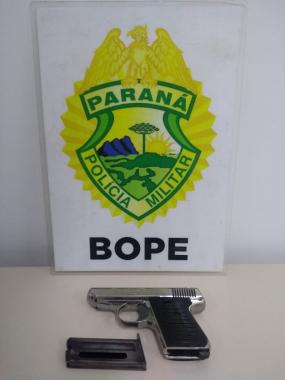 Pistola é apreendida pelo BOPE durante abordagem em Paranaguá (PR)