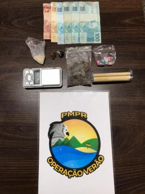 PM aborda carro e encontra maconha e drogas sintéticas em Matinhos, no Litoral do estado