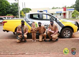 Militares estaduais visitam pequena fã da PM pouco antes de seu aniversário, em Itaipulândia (PR)