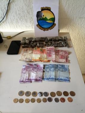 Em Pontal do Litoral (PR), PM apreende 48 porções de maconha e dinheiro durante patrulhamento