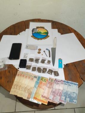 Casal é preso pela PM ao ser flagrado com drogas e tentar subornar policiais em Pontal do Paraná (PR)