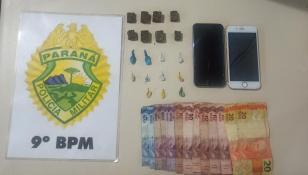 Em Pontal do Paraná (PR), PM prende homem, encaminha adolescente e apreende 19 porções de drogas após denúncias