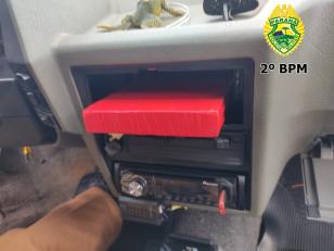 Tablete de cocaína escondida no interior do rádio de um carro é localizada pela PM em Joaquim Távora (PR)