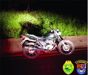 Momentos após crime, motocicleta furtada é recuperada pela PM em Tuneiras do Oeste (PR)