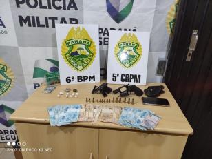 PM prende duas pessoas e apreende duas armas de fogo, munição e drogas no Oeste do estado