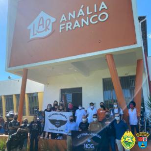 Policiais militares homenageiam crianças hospitalizadas em Londrina, no Norte do estado