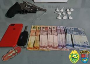 Em Maringá (PR), PM encaminha três pessoas, recupera carro roubado e apreende arma de fogo e cocaína