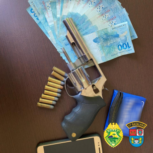 Dois rapazes são presos, um revólver e R$ 1,4 mil em dinheiro são apreendidos pela PM no Noroeste do estado