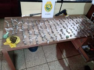 Trio com 300 buchas de maconha e um simulacro de arma de fogo é preso pela PM em Assaí (PR)
