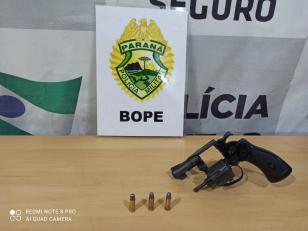 Policiais do BOPE, atuantes na Operação Pronta Resposta III, prenderam um homem e apreenderam um revólver em Cascavel (PR)