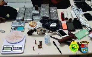 PM prende rapaz e apreende mais de quatro quilos de drogas e uma arma de fogo no Noroeste do estado