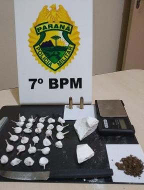 No Noroeste do estado, PM encaminha duas pessoas e apreende 30 porções de cocaína após uma denúncia anônima