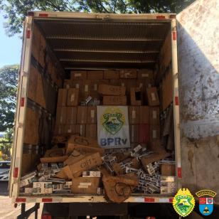 BPRv apreende caminhão carregado com 35 mil pacotes de cigarros contrabandeados no Noroeste do estado