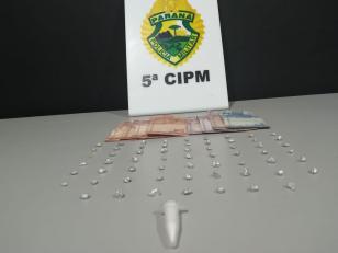 PM prende mulher e apreende 61 pedras de crack no Noroeste do estado