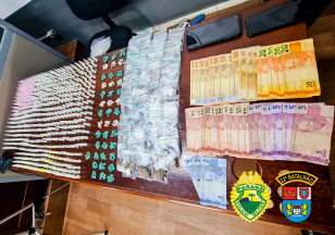 PM da Região Metropolitana encaminha dupla e apreende mais de 900 porções de crack, maconha e cocaína em Colombo (PR)