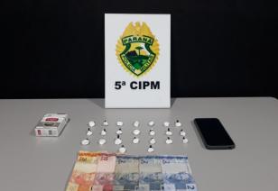 Homem tenta dispensar cocaína durante abordagem da PM, mas acaba preso em Cianorte (PR)