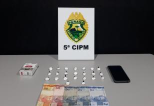 Homem tenta dispensar cocaína durante abordagem da PM, mas acaba preso em Cianorte (PR)