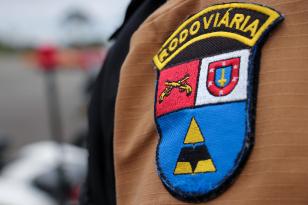 Vida de bebê engasgado com leite é salva por policial rodoviário, em Almirante Tamandaré, na RMC