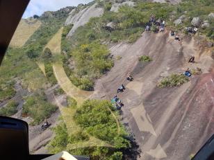 Homem é socorrido de rapel pelo BPMOA após se desequilibrar de paredão no Morro do Anhangava, na RMC