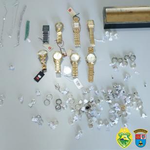 Policiais militares rodoviários recuperam relógios e joias roubados em Cascavel (PR)