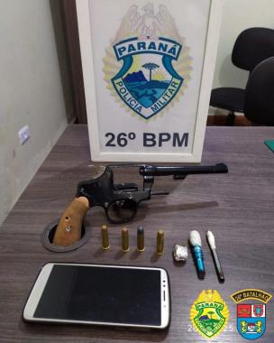 PM apreende duas armas de fogo e mais de 2,8 quilos de crack, cocaína e maconha nos Campos Gerais