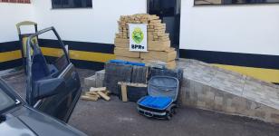 Arma de fogo e 220 quilos de maconha são apreendidos pelo BPRv em Cruzeiro do Oeste (PR)