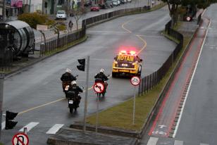 Policiais militares prendem três pessoas e apreenderam uma arma de fogo e três veículos durante operação em Curitiba