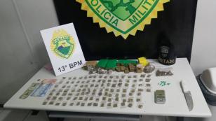 Dupla é presa com mais de 130 porções de maconha e crack no Sítio Cercado, em Curitiba