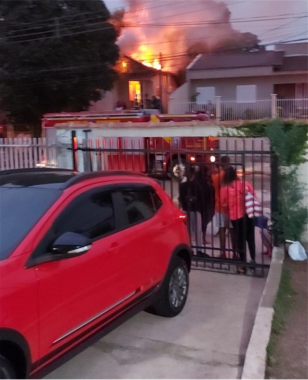 Mulher é resgatada de casa em chamas por policiais militares no Cajuru, em Curitiba