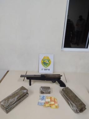 Em Ponta Grossa (PR), PM prende homem e apreende cinco tabletes de maconha e uma arma de fogo