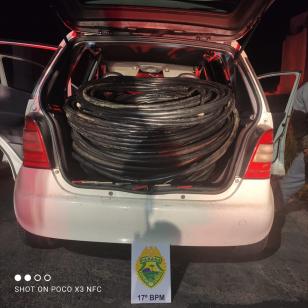 Veículo carregado com fiação telefônica roubada é interceptado pela PM momentos após crime, em Campo Largo, na RMC