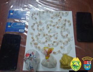 PM prende duas pessoas e apreende 89 pedras de crack no Norte do estado