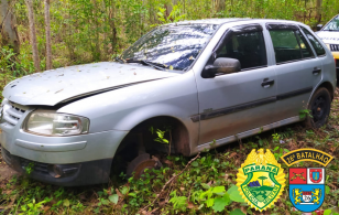 Nos Campos Gerais, PM apreende arma de fogo e recupera um veículo roubado