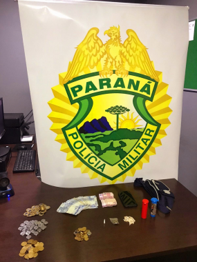 PM prende dois homens e apreende 35 pedras de crack em Fazenda Rio Grande, na RMC