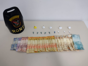 Policiais da RONE encaminham um adolescente e apreendem 14 buchas de cocaína e dinheiro em Paranaguá (PR)