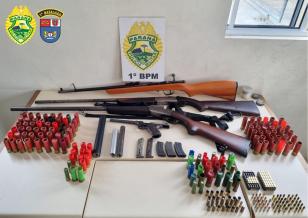 Nos Campos Gerais, PM prende homem e apreende quatro armas de fogo e munições