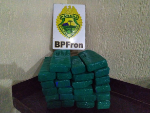 No Oeste do estado, BPFRON flagra adolescente transportando 16 quilos de maconha