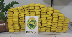 BPFRON apreende carro com 104,7 quilos de maconha em Itaipulândia